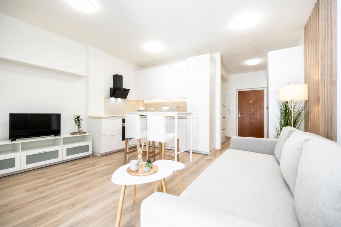 Alure Residences 2 & 24H Self Check-In, Parking In The Garage In The Apartment Building Included, New Building, Terrace, Green Location With A Forest Park With A Lake, Children'S Playground Banská Bystrica Dış mekan fotoğraf