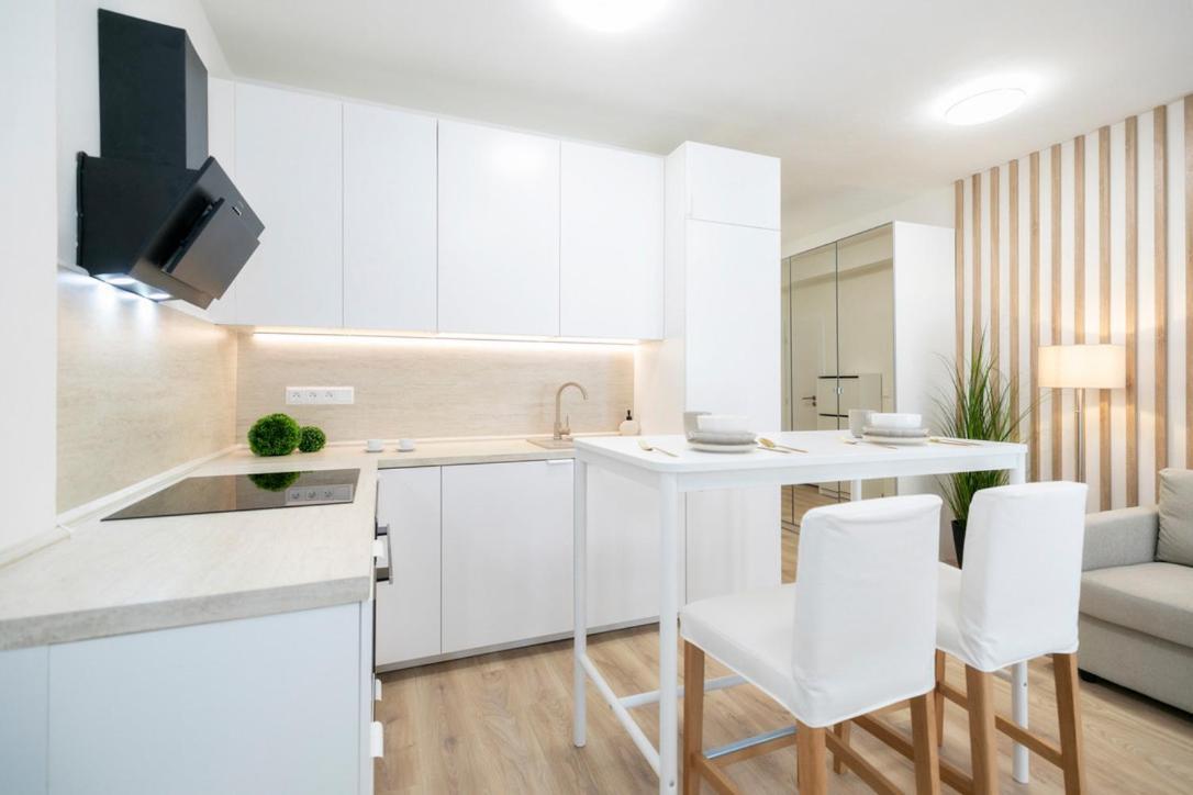 Alure Residences 2 & 24H Self Check-In, Parking In The Garage In The Apartment Building Included, New Building, Terrace, Green Location With A Forest Park With A Lake, Children'S Playground Banská Bystrica Dış mekan fotoğraf