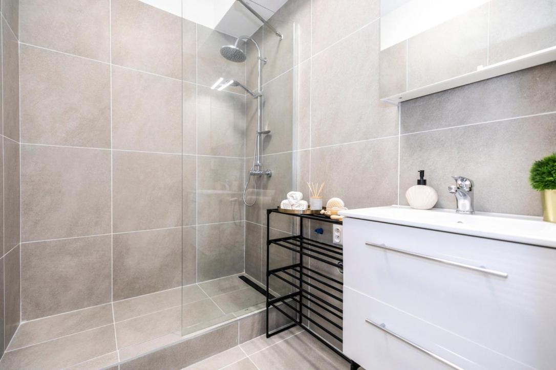 Alure Residences 2 & 24H Self Check-In, Parking In The Garage In The Apartment Building Included, New Building, Terrace, Green Location With A Forest Park With A Lake, Children'S Playground Banská Bystrica Dış mekan fotoğraf