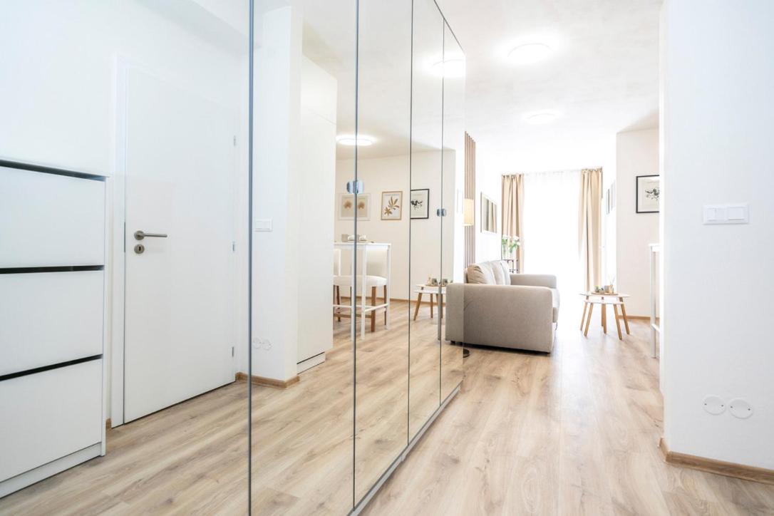 Alure Residences 2 & 24H Self Check-In, Parking In The Garage In The Apartment Building Included, New Building, Terrace, Green Location With A Forest Park With A Lake, Children'S Playground Banská Bystrica Dış mekan fotoğraf
