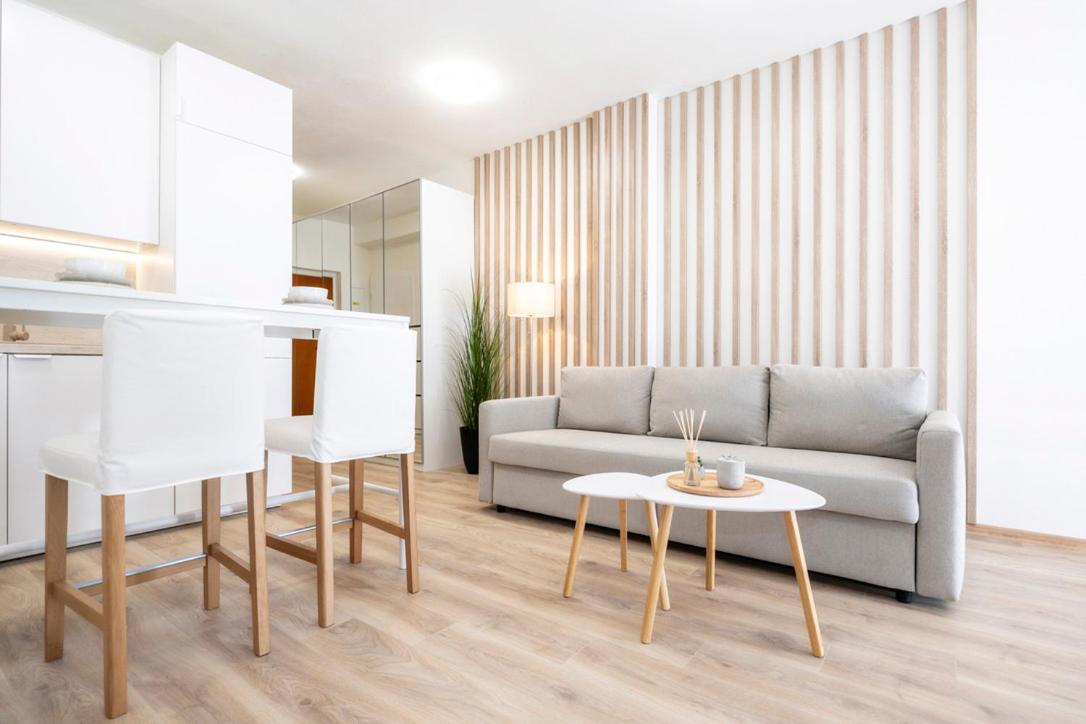 Alure Residences 2 & 24H Self Check-In, Parking In The Garage In The Apartment Building Included, New Building, Terrace, Green Location With A Forest Park With A Lake, Children'S Playground Banská Bystrica Dış mekan fotoğraf