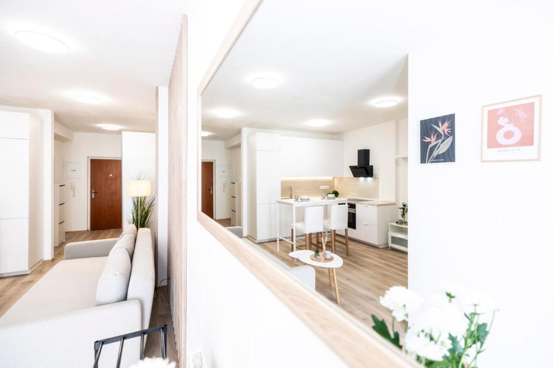 Alure Residences 2 & 24H Self Check-In, Parking In The Garage In The Apartment Building Included, New Building, Terrace, Green Location With A Forest Park With A Lake, Children'S Playground Banská Bystrica Dış mekan fotoğraf