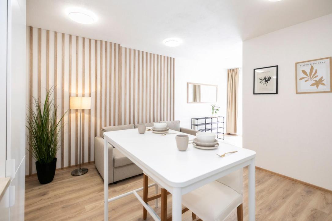 Alure Residences 2 & 24H Self Check-In, Parking In The Garage In The Apartment Building Included, New Building, Terrace, Green Location With A Forest Park With A Lake, Children'S Playground Banská Bystrica Dış mekan fotoğraf