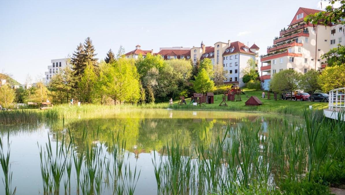Alure Residences 2 & 24H Self Check-In, Parking In The Garage In The Apartment Building Included, New Building, Terrace, Green Location With A Forest Park With A Lake, Children'S Playground Banská Bystrica Dış mekan fotoğraf